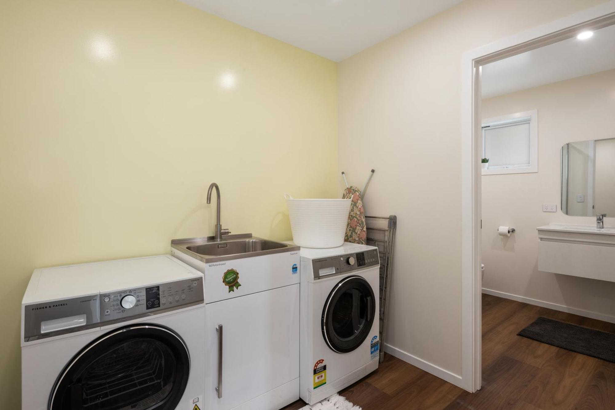 Stunning View, Privacy, Close To Ferry & Brand-New Wellington Exterior photo